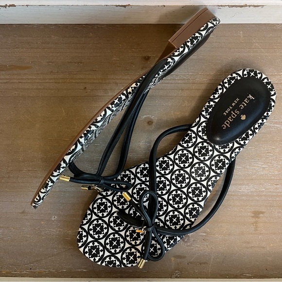 Kate Spade Geometric Bow Sandals 10M Black White Tile Print Flat Vacation - Picture 7 of 9